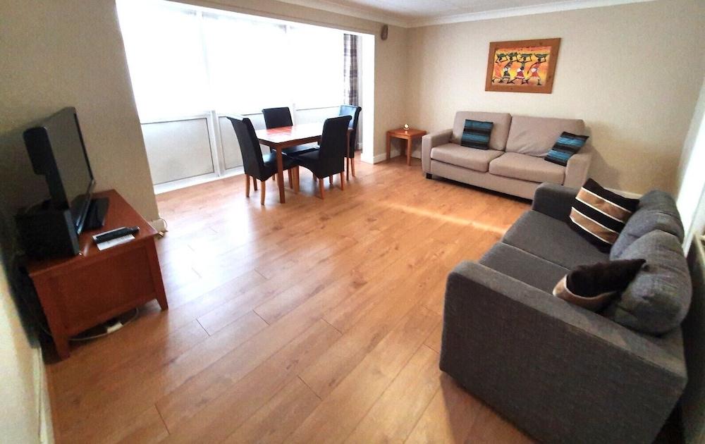 2-bed Flat With Superfast Wi-fi DW Lettings 9WW - Featured Image