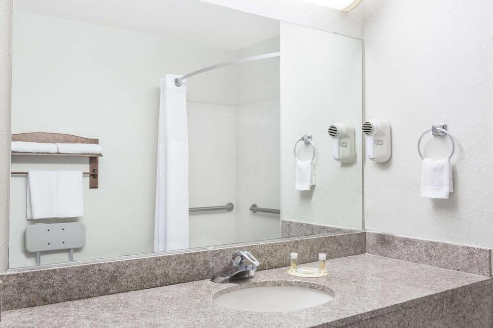 Brentwood Inn & Suites - Bathroom