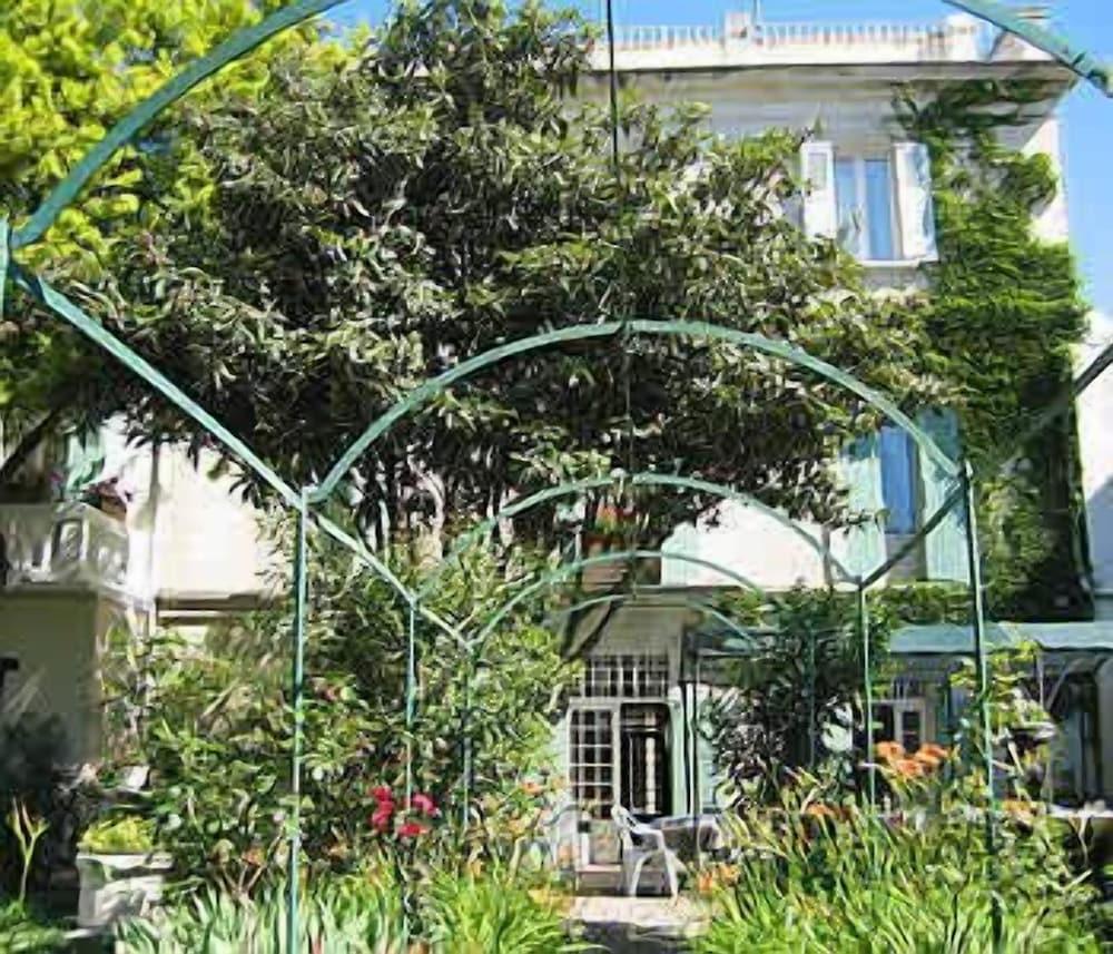 Au St Roch Hotel et Jardin - Featured Image