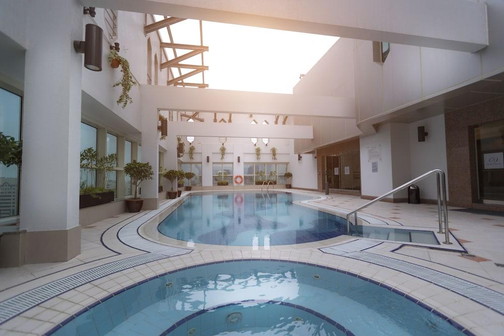 Majlis Grand Mercure Residence Abu Dhabi - Outdoor Pool
