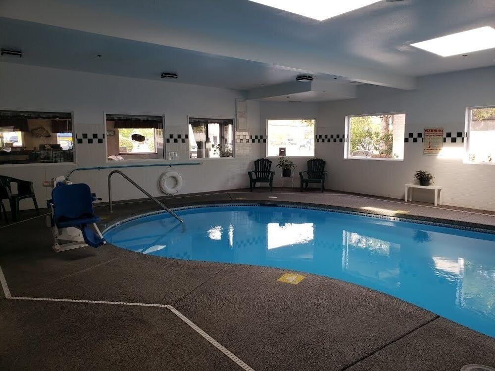 Americas Best Value Inn & Suites Forest Grove Hillsboro - Indoor Pool