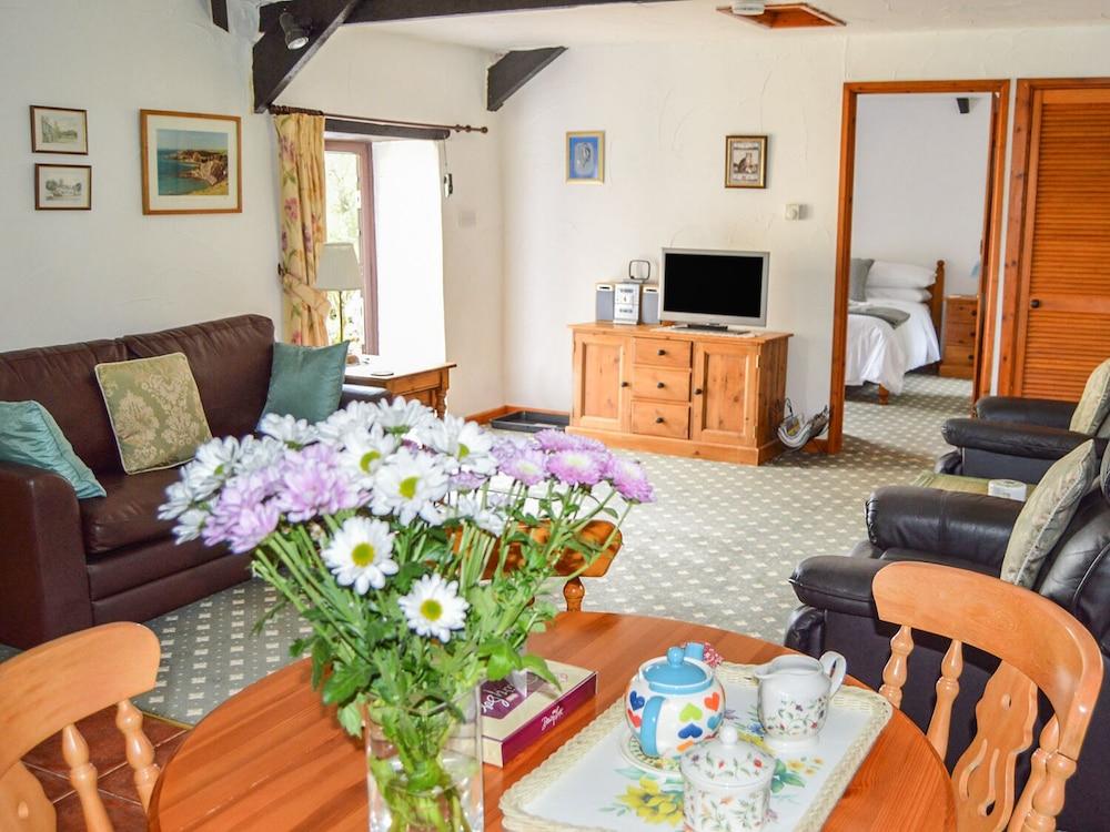 Windbury Cottage - Living Room