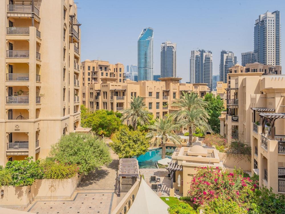 شقة ذات ألوان رائعة بها شرفة وتقع بالقرب من دبي مول - Exterior