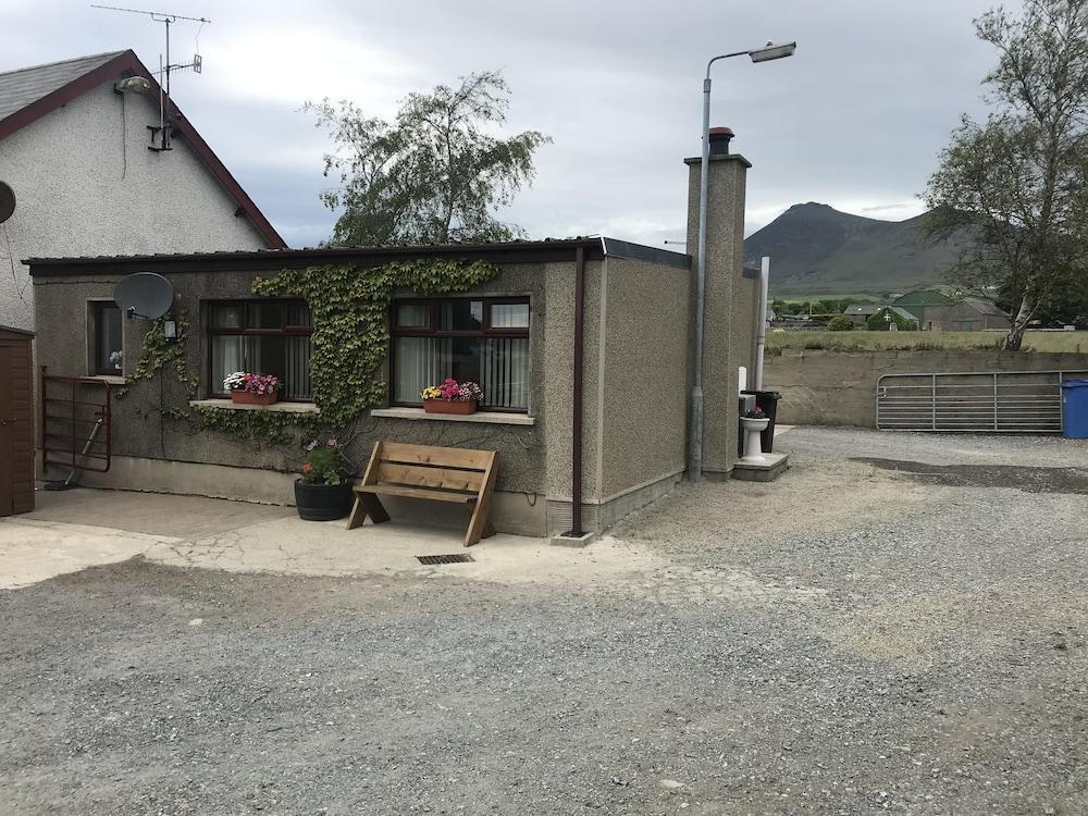 Lovely 2-bed Cottage at the Foot of the Mournes - Exterior