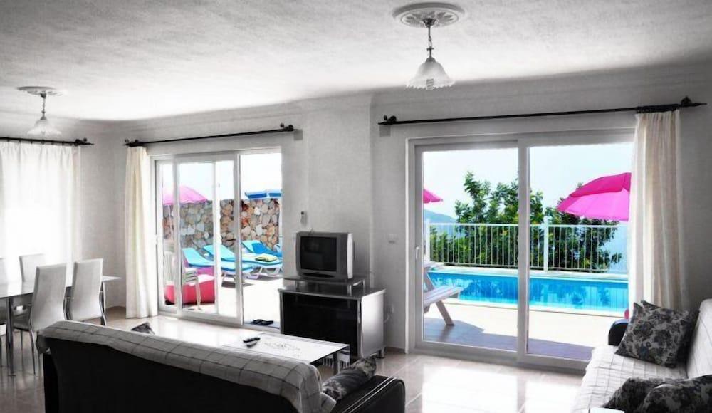 Kalkan 3 Bedrooms Villa Private Pool - Living Area