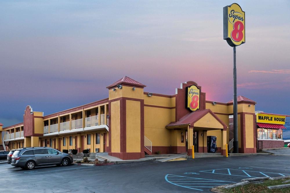 Super 8 by Wyndham Indianapolis/Southport Rd - Featured Image
