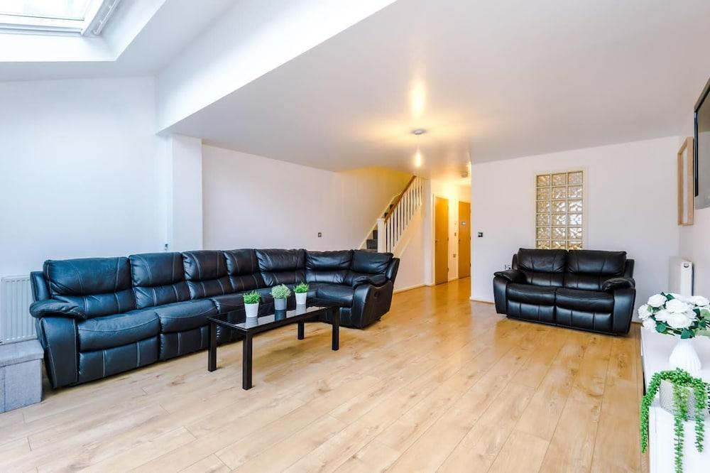 Beautiful 3-bed House in Salford, - Living Room