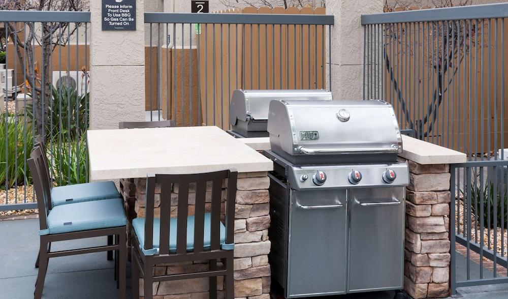 Homewood Suites by Hilton San Jose Airport-Silicon Valley - BBQ/Picnic Area