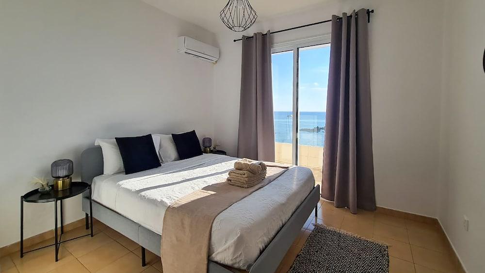 Phaedrus Living: Seaview Luxury flat Paphinia 204 - Room