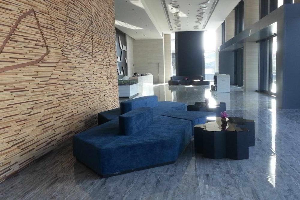 Tsix5 Phenomenal Hotel Pattaya - Lobby Sitting Area