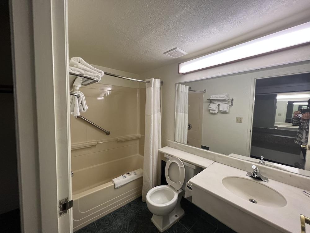 A Victory Inn - West Dearborn - Bathroom