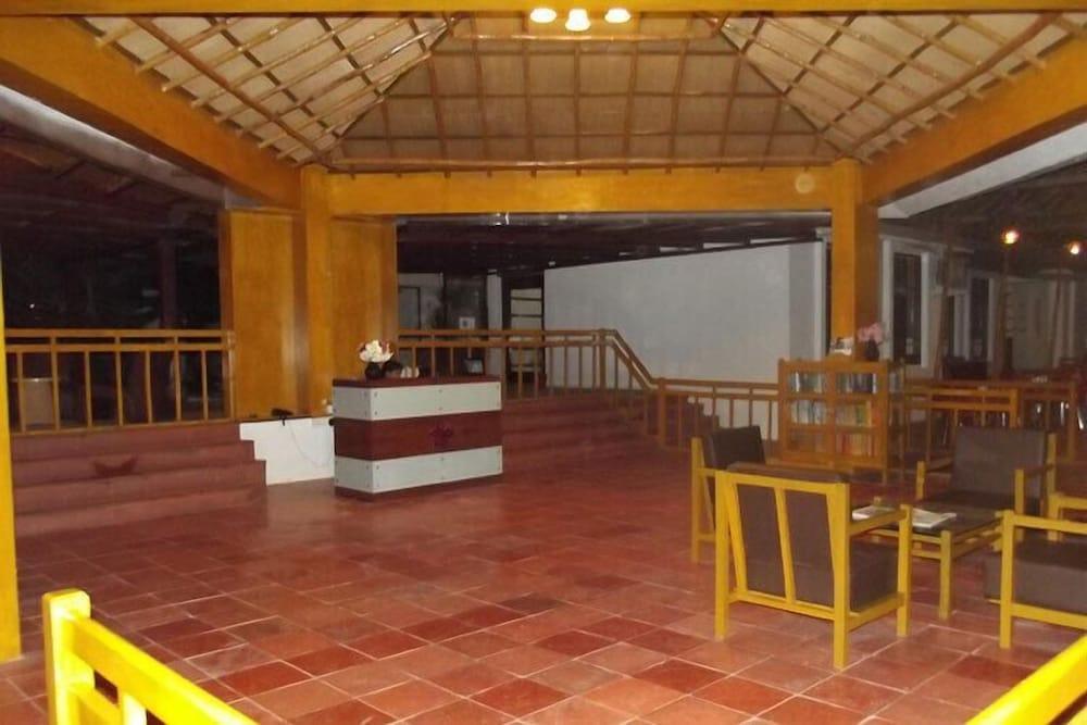 Village Retreat - Lobby