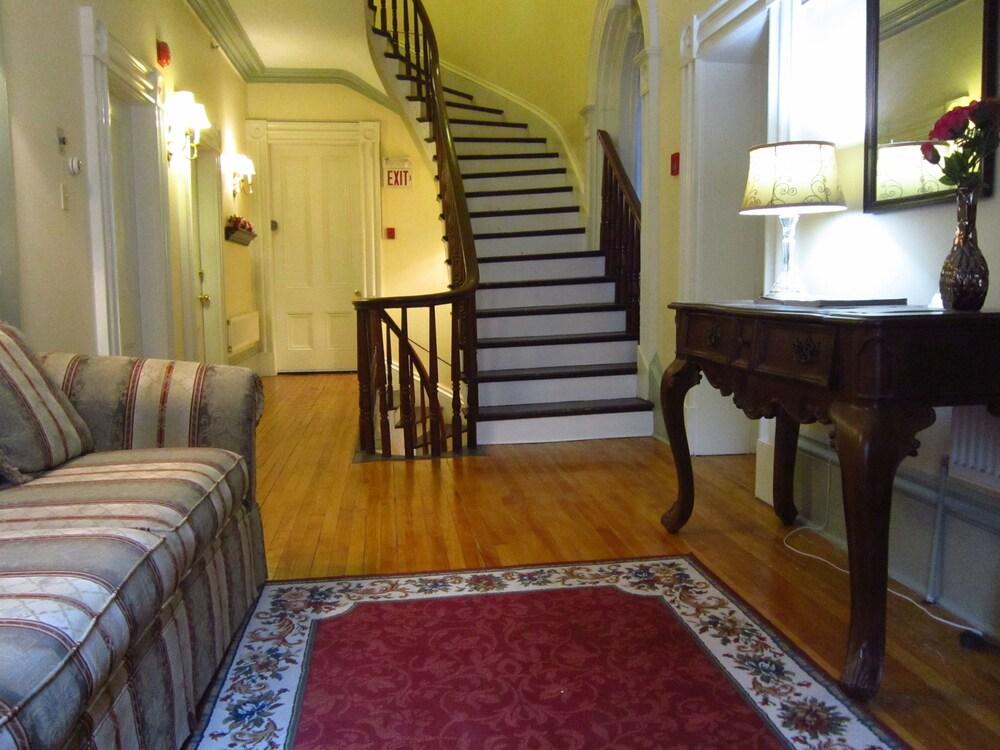 Chipman Hill Suites - Senator Dever House - Lobby Sitting Area