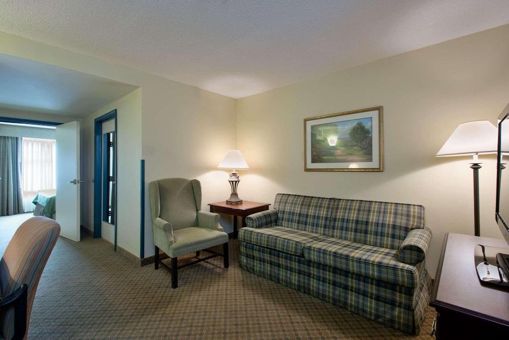 Country Inn & Suites by Radisson, Newport News South, VA - Room