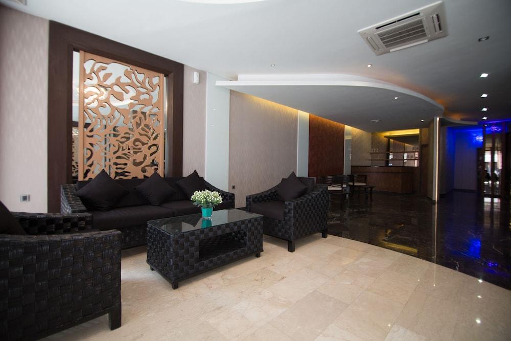 Kireinn Hotel Batam - Lobby Sitting Area