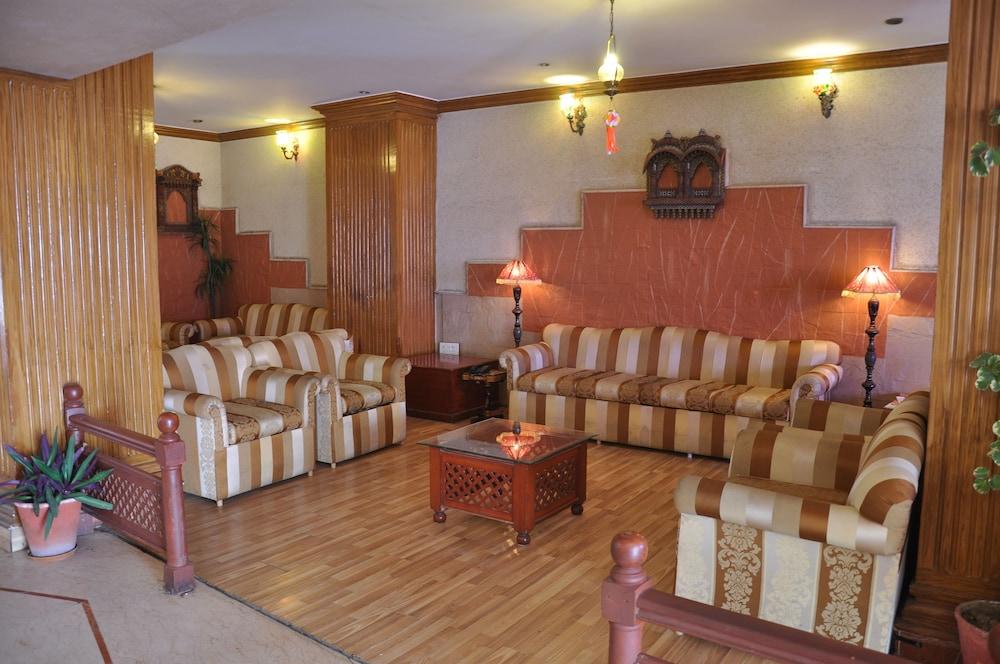 Hotel Vishnupriya - Lobby Sitting Area