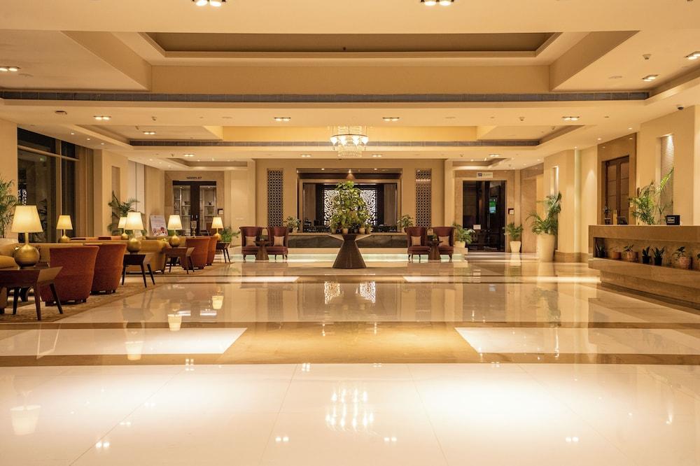 DoubleTree by Hilton Agra - Lobby