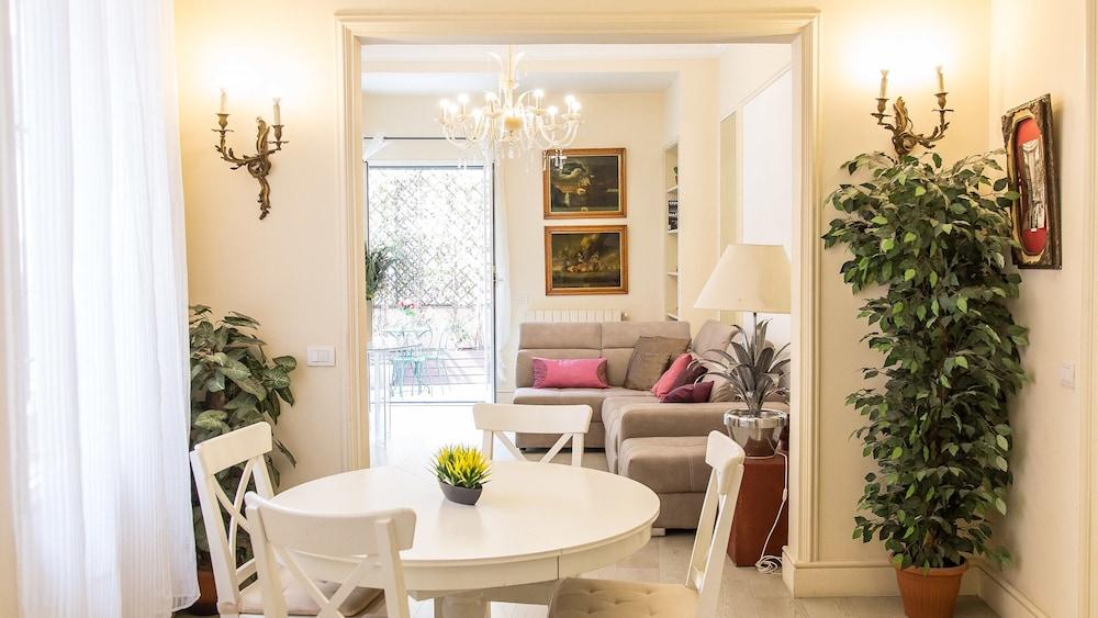 Rental in Rome Augustus Terrace Deluxe - Featured Image