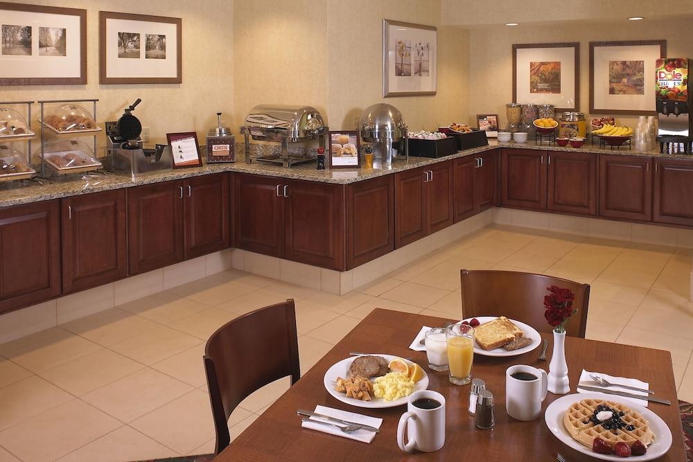 Residence Inn by Marriott Kalamazoo East - Breakfast buffet