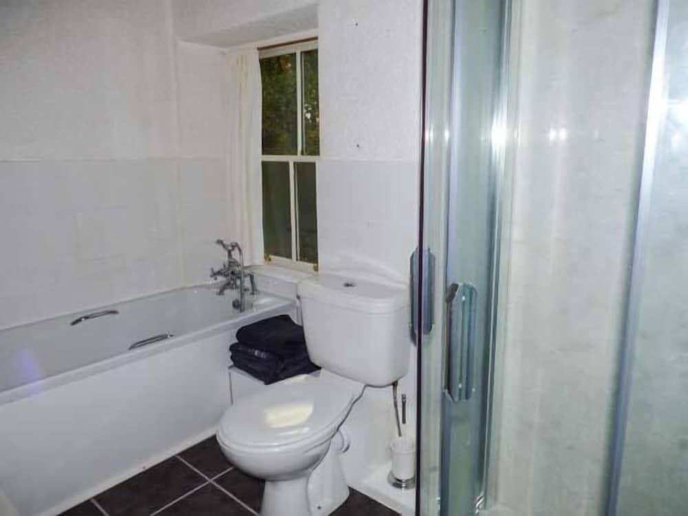 Woodside Cottage - Bathroom