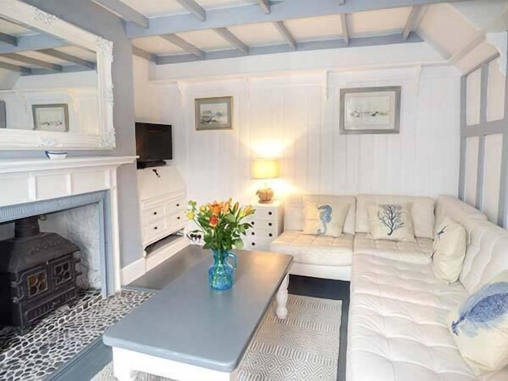 Blue Harbour Cottage - Living Room