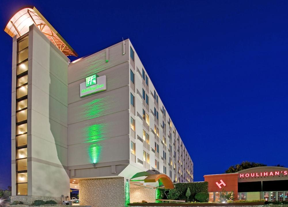 Holiday Inn Manhattan at the Campus, an IHG Hotel - Featured Image