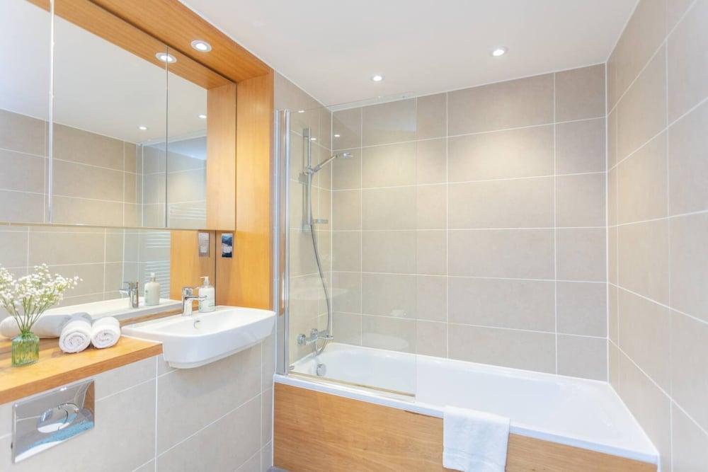 Contemporary 1 Bedroom Apartment in Canning Town With Balcony - Bathroom