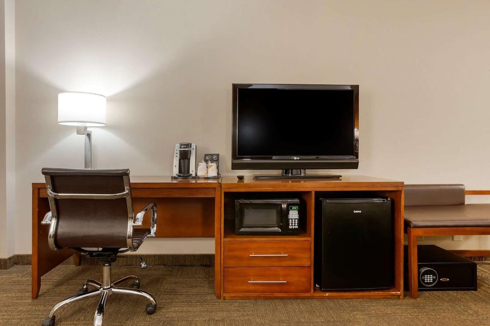 Comfort Inn & Suites Presidential - Room