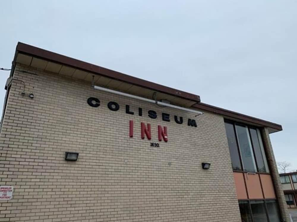 Coliseum Inn & Suites - Garden City Long Island - Exterior
