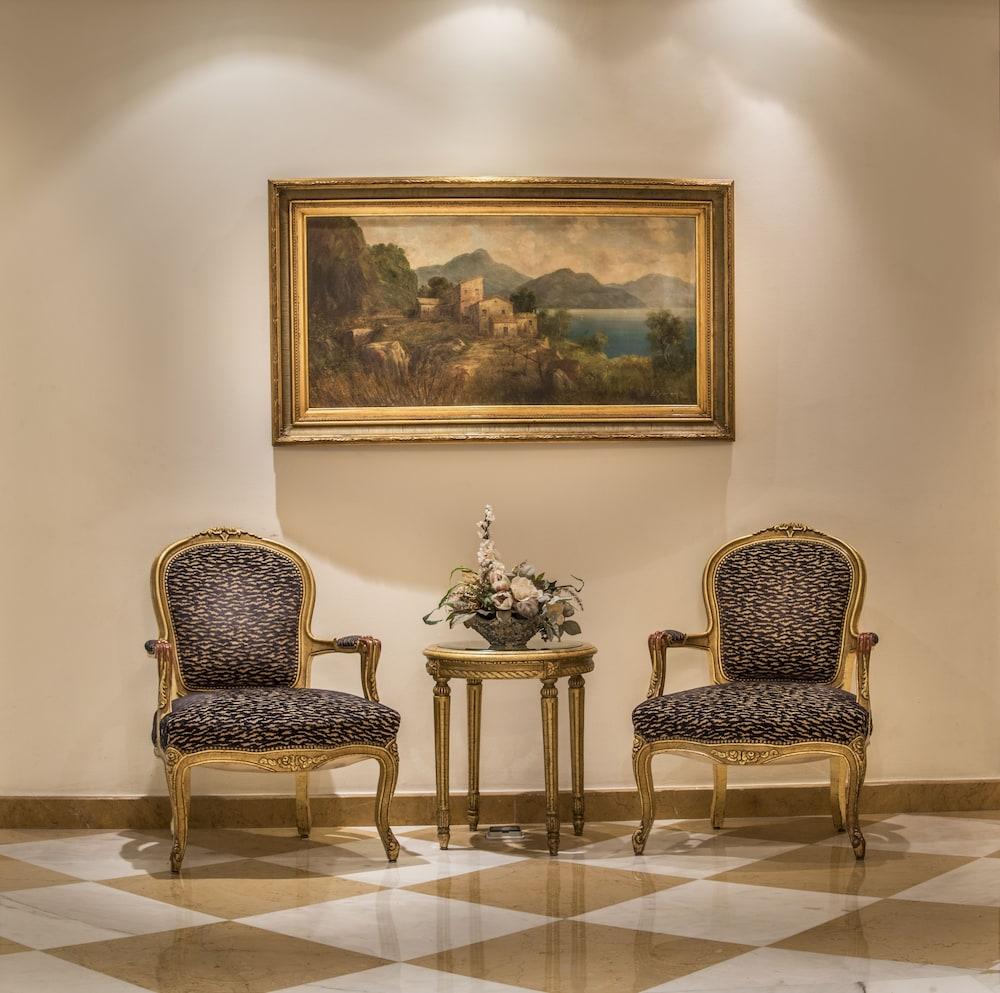 Bella Riva Hotel - Lobby Sitting Area