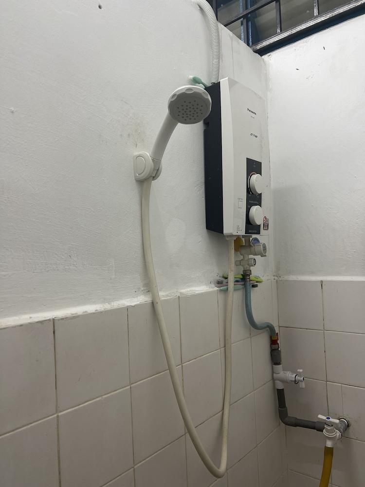 Baiduri Relaxhouse - Bathroom Shower