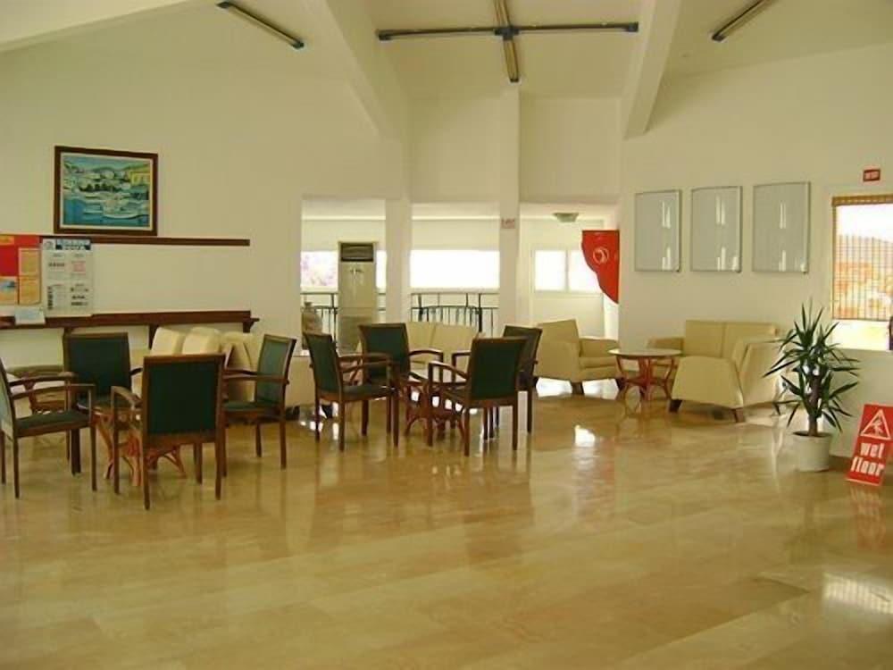Hotel Baba - Lobby Sitting Area