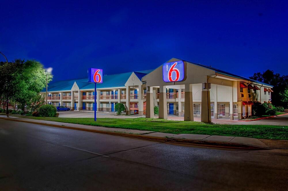 Motel 6 Arlington, TX - Featured Image