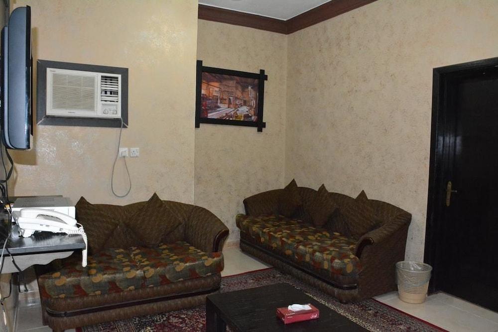 Al Eairy Furnished Apartments Jizan 2 - Living Area