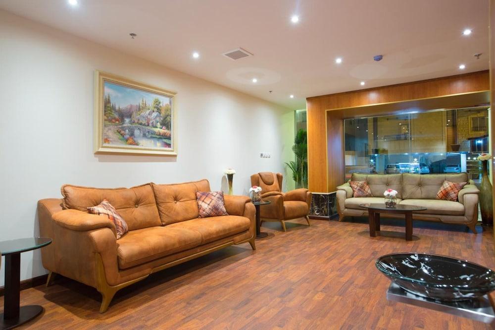 Al Fouz Luxury Hotel Suites - Lobby Sitting Area