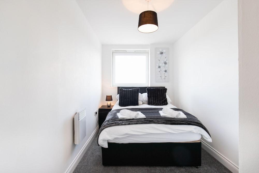 2 Bedroom Apartment Edinburgh Gate Harlow - Room