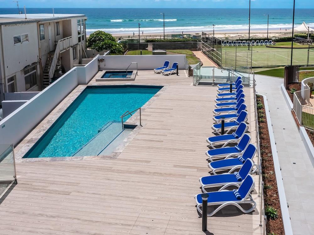 Breakers North Absolute Beachfront Apartments - Featured Image