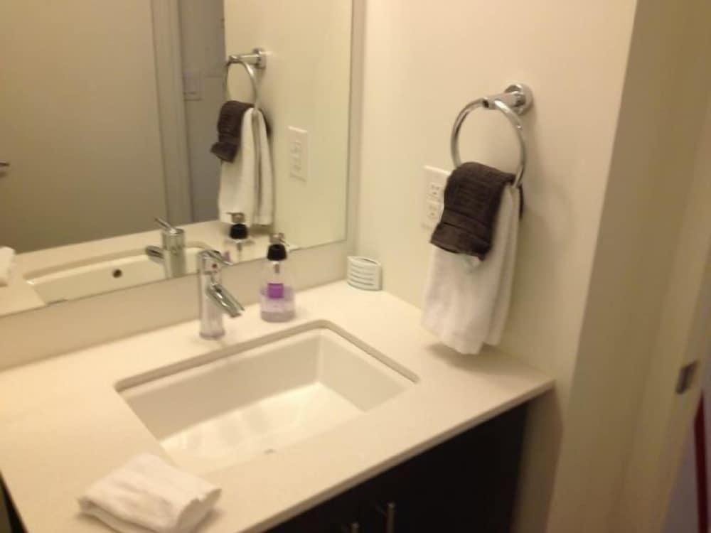 Square One Luxury Furnished Suite - Bathroom Amenities