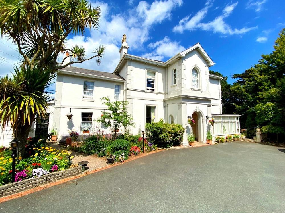 Muntham Holiday Apartments & Town House - Featured Image