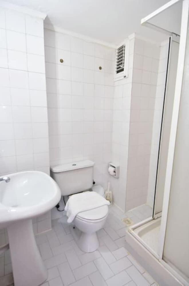 Umit Hotel - Bathroom