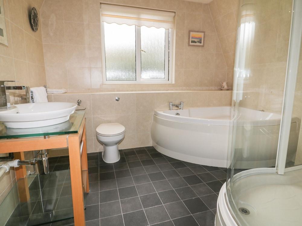 Lodge 22, Bodmin Holiday Park, Cornwall - Bathroom