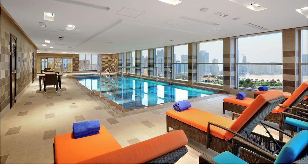 Al Majaz Premiere Hotel Apartment - Indoor Pool