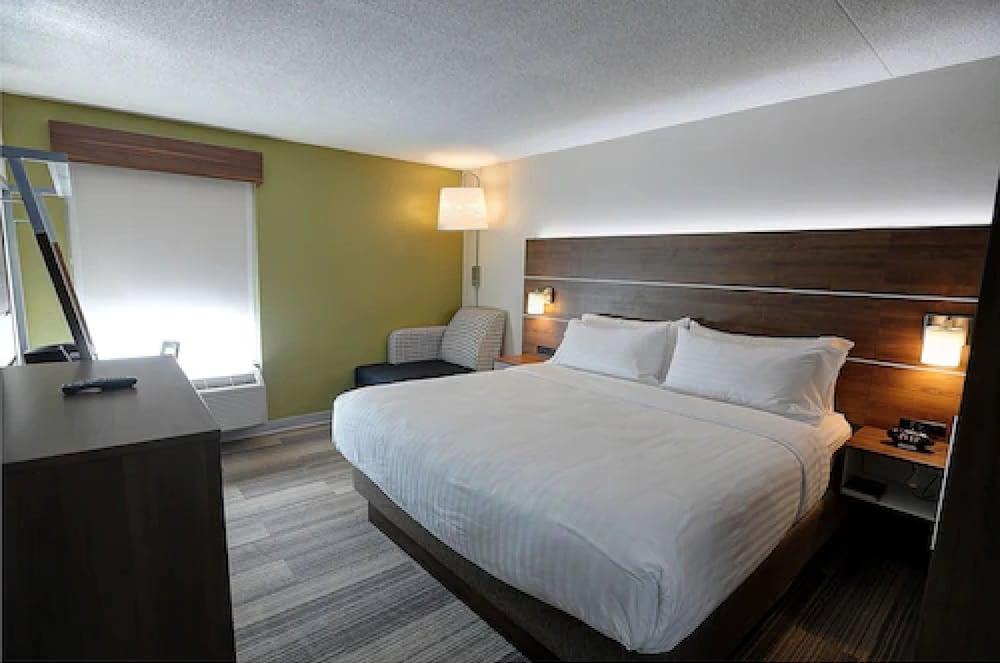 Holiday Inn Express & Suites Toronto Airport West, an IHG Hotel - Room