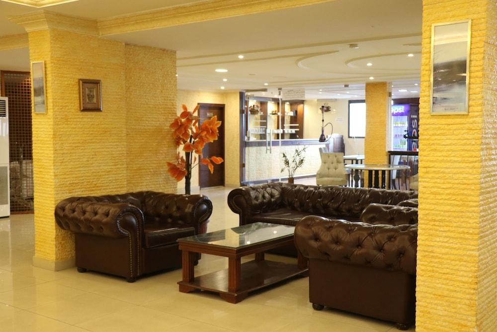Grand Suites Hotel - Lobby Sitting Area