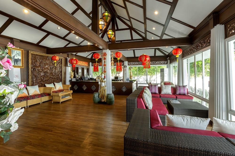 Racha Island Resort - Lobby Sitting Area