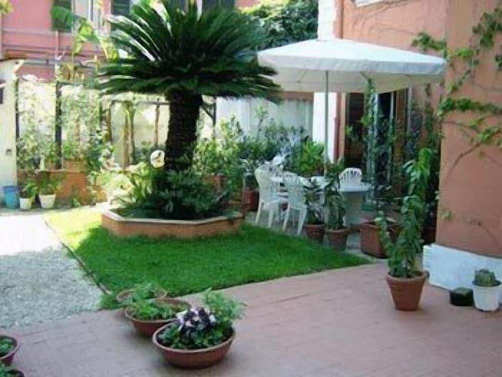 Vatican Garden House - Property Grounds
