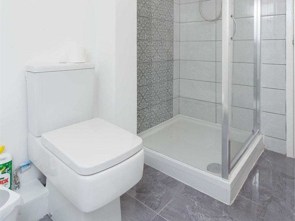 Live in Leeds Grange Apartments - Bathroom