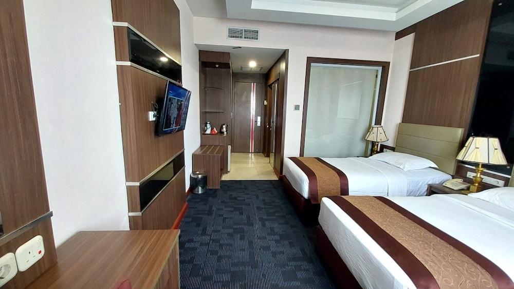 New Hollywood Hotel - Room