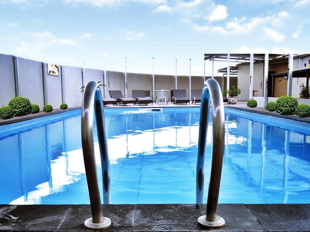 Grand Elite Hotel Pekanbaru - Pool
