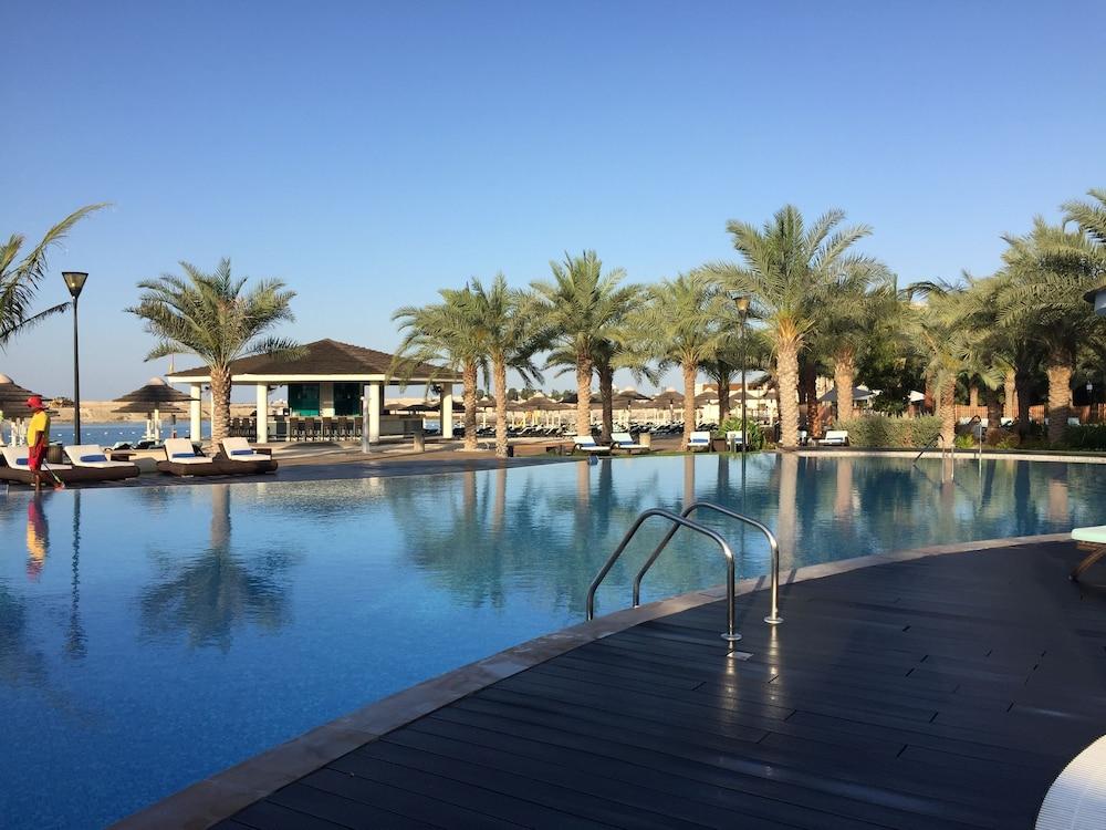 إنتركونتيننتال أبو ظبي، آن آي آيتش جي هوتل - Outdoor Pool